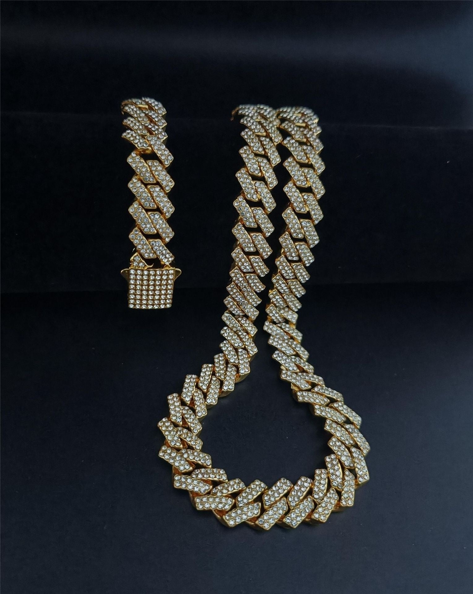 Diamond-Shaped Full Diamond Cuban Link Chain Necklace – Luxury Fashion Necklace for Men and Women